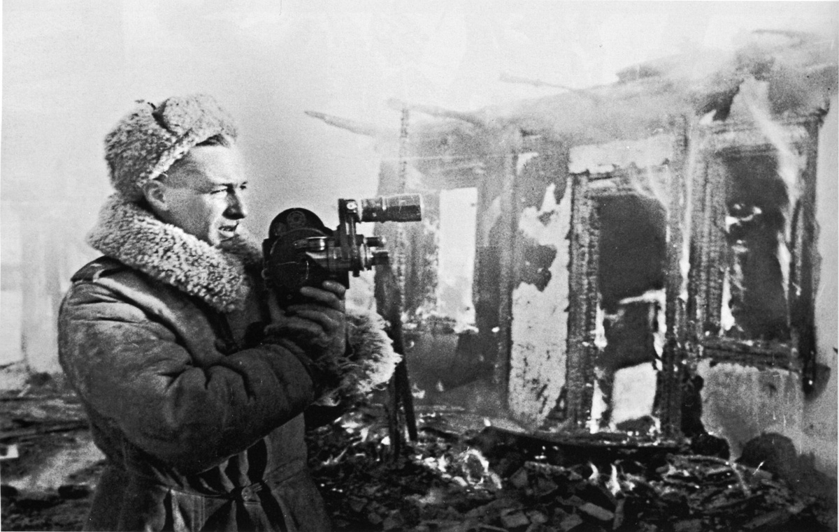 Роман Лазаревич Кармен снимает на камеру горящий дом. 