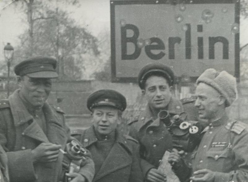 Военные кинооператоры. Роман Кармен - справа