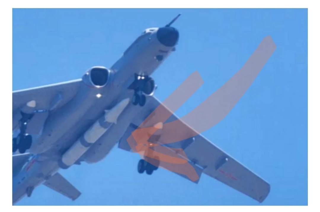 Китайский бомбардировщик H-6N в полете с баллистической ракетой воздушного базирования CH-AS-X-13, демонстрирующий значительный скачок в стратегических возможностях Китая в области нанесения ударов большой дальности.