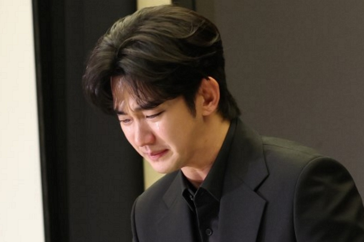 홈 엔터김수현, 진짜 억울할 뻔… 대반전 결과 ‘끝’
홍지현 에디터 2025.04.10 조회수7,32419공유김수현, 반전 결과 나왔다
새로운 분석 결과 공개
카톡 조작 가능성 높아져
출처: 뉴스1
故 김새론 유족이 과거 김수현이 고인과 나눴다는 카톡 대화를 공개한 것과 관련해, 이에 대한 새로운 분석 결과가 공개됐다.지난 9일 트루바움 연구원 측은 ‘저자 동일인 식별’ 기법을 활용해 김수현 관련 메시지의 작성자가 동일인이 맞는지 여부를 분석한 결과를 발표했다.해당 분석은 일반적인 진술 신뢰도 분석(SVA)과는 달리, 서로 다른 시기의 문서들이 동일한 인물에 의해 작성됐는지를 통계적으로 판단하는 언어학 기반 기법으로 알려져 있다.연구진은 각 메시지 내 문장 구성 요소 중 품사 빈도를 정량적으로 측정해, 총 18가지 언어 요소를 기준으로 평균 사용 빈도를 산출했다고 밝혔다.이를 통해 개인이 가진 고유한 언어 습관, 즉 ‘개인 언어 패턴’을 바탕으로 작성자의 특성을 추정했다.출처: 뉴스1
분석 결과, 2018년부터 2025년까지 작성된 메시지들은 통계적으로 유의미한 차이가 없어 동일인이 작성했을 가능성이 높다.그러나 2016년 작성된 메시지는 2018년과 2025년 메시지와 비교했을 때 유의미한 차이를 보였다.2016년과 2025년 메시지를 비교한 결과는 95% 신뢰수준에서, 2016년과 2018년 메시지는 92% 신뢰수준에서 동일인이 아닐 가능성이 높다는 결론이 밝혀졌다.또한 2016년 메시지를 동일한 작성자가 작성했을 확률은 불과 8%에 불과하다는 결과도 나와 눈길을 끌었다.출처: 뉴스1
2016년 메시지는 유튜브 채널 ‘가로세로연구소’ 측이 공개한 대화이며, 이번 분석을 통해 해당 메시지가 조작일 가능성이 높아진 것이다.앞서 김수현은 지난달 31일 기자회견에서 카톡 분석 검증기관의 결과를 공개하며, ‘가로세로연구소’가 공개한 카톡 속 인물은 자신이 아니라고 밝힌 바 있다.한편 유튜브 채널 ‘가로세로연구소’는 지난달 10일 “김새론이 미성년자였을 때부터 김수현과 6년간 교제했었다”라고 폭로했다.또한 ‘가로세로연구소’는 故 김새론이 생전 김수현과 나눈 카톡 대화들과 함께 찍은 사진들을 공개해 큰 파장을 일으켰다.이에 김수현 측은 “김새론이 성인이 됐을 때부터 교제했었다”라고 반박했으며, 결국 기자회견까지 열었다.그럼에도 김수현을 향한 대중들의 시선은 여전히 차가웠고, 일명 ‘김수현 방지법’이라는 청원이 5만 명 이상의 동의를 얻게 됐다.