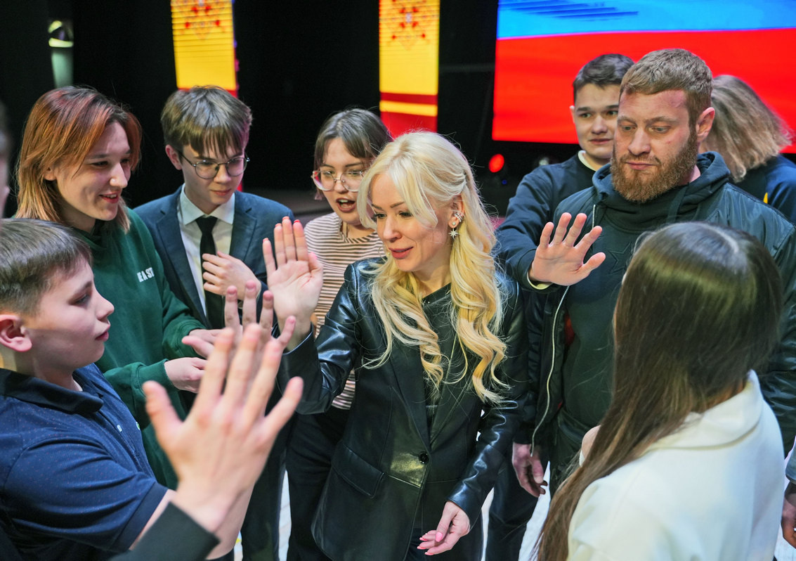 
В конце встречи молодые люди с удовольствием сфотографировались с Екатериной Мизулиной. 