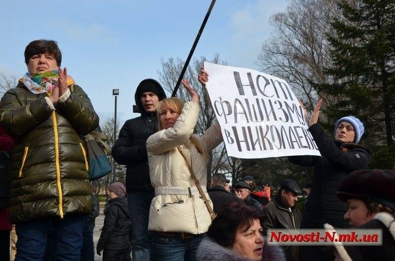 Лариса Шеслер на митинге у памятника Ольшпнцам