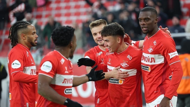    Футболисты «Спартака» празднуют гол в ворота «Оренбурга» в матче РПЛ в Москве 2 марта.Александр Федоров