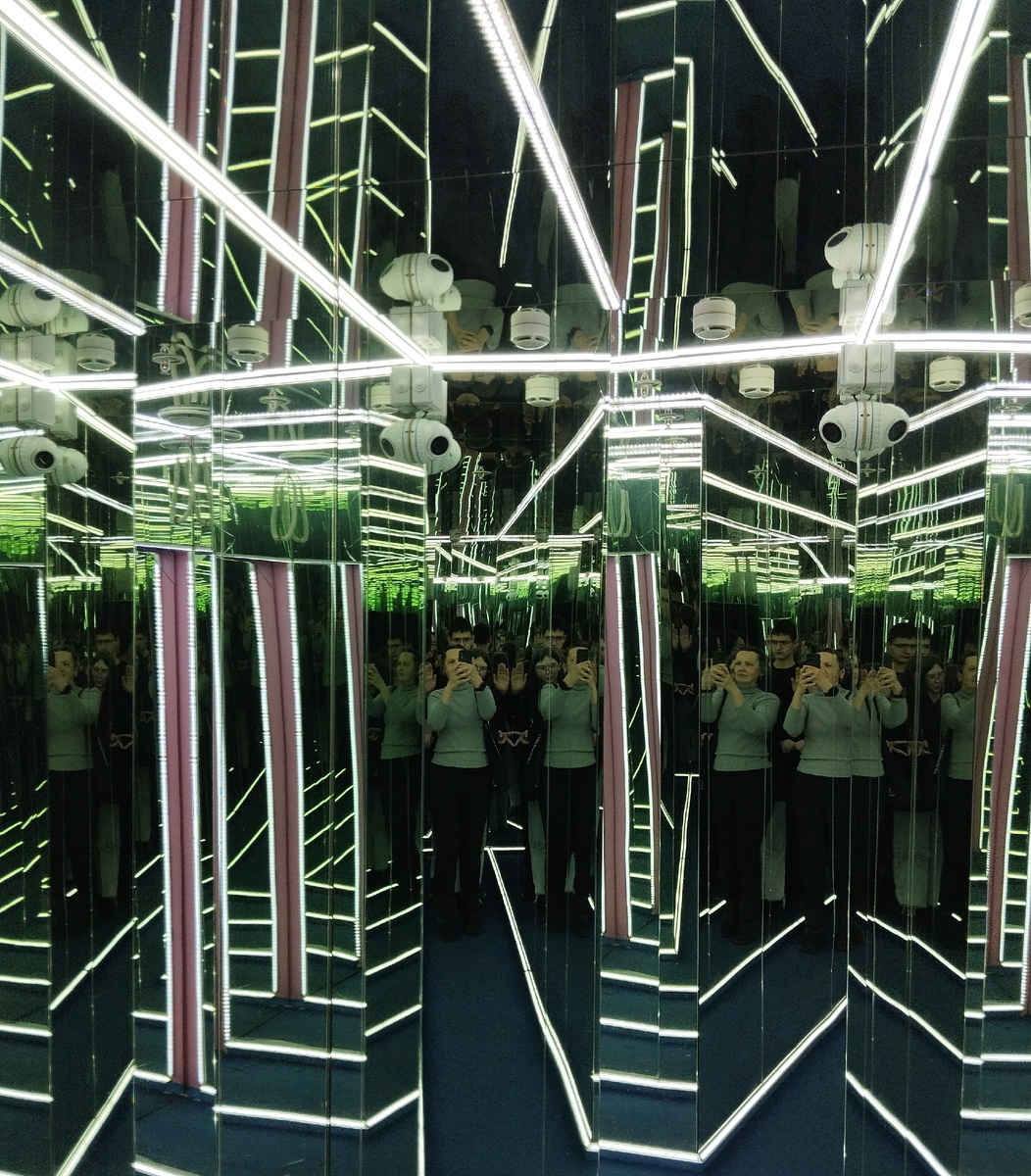 Зеркальный лабиринт между комнатой страха и комнатой радости. ЗДЕСЬ и далее фото автора и(или) из личного архива автора, если не указано иначе.