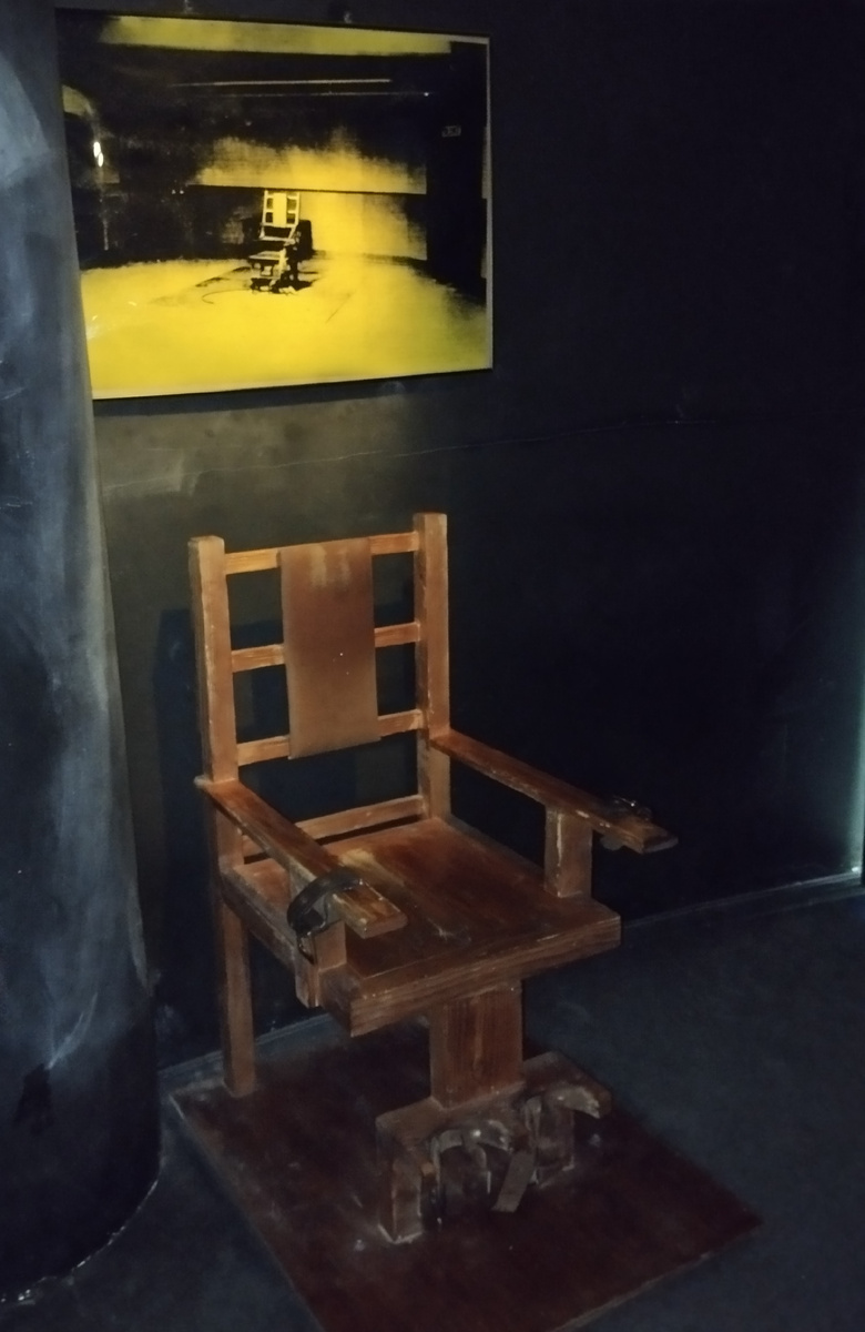 Экспонат комнаты страха музея эмоций.