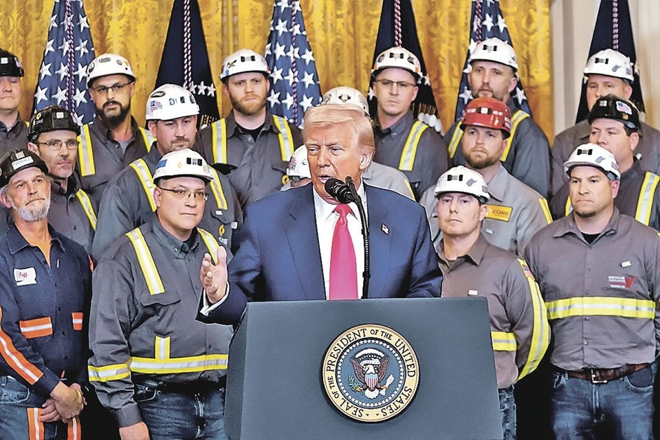    Трампа винят в том, что он начал «коррекцию» политики США слишком резко. Суперпошлины, ссора с ЕС, конфликт с либералами. Но он держится за свой электорат: на снимке - шахтеры, которым он обещал «возрождение угольной отрасли». Фото: Nathan Howard/REUTERS