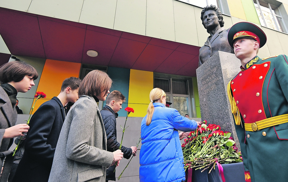 Бюст возле школы не просто монумент, а осязаемый пример будущим гражданам СГ для подражания. Фото: Григорий СЫСОЕВ/РИА Новости