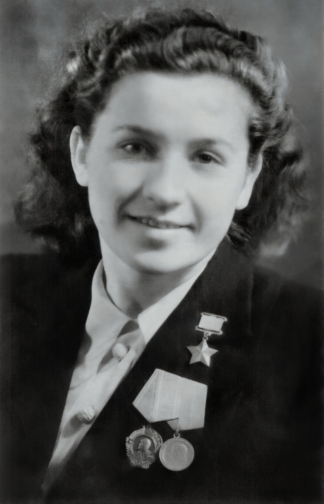 Трудно представить в этой девушке героическую разведчицу, которая рисковала жизнью ради нашей Великой Победы
