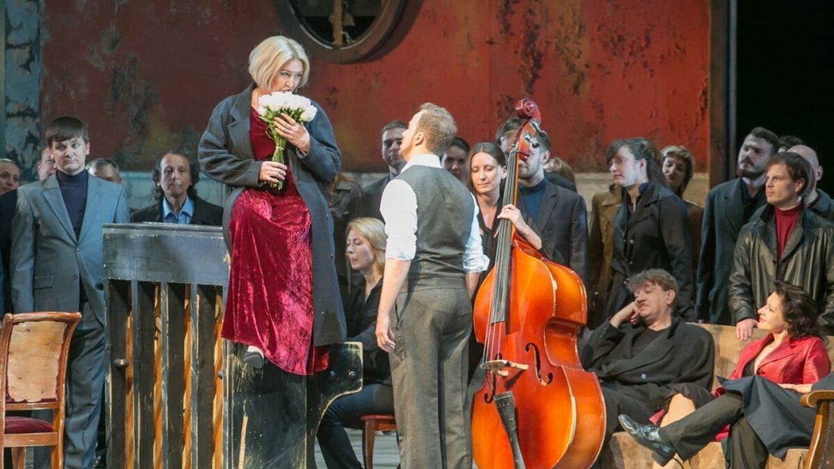 Яркий момент из оперы "Травиата" на сцене Красноярского театра оперы и балета. Участники театрального тура смогли насладиться великолепной постановкой в одном из крупнейших культурных центров Сибири. Это незабываемое погружение в мир классического искусства оставило неизгладимые впечатления у всех зрителей.