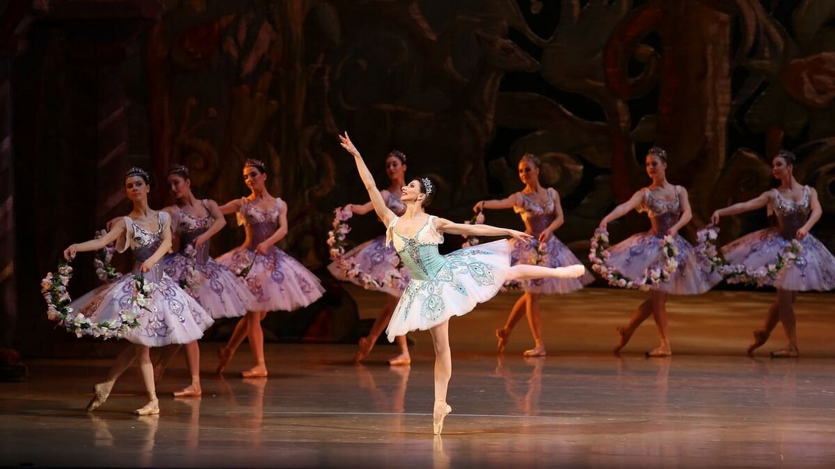 Захватывающая сцена из балета "Корсар" на сцене Новосибирского оперного театра. Участники театрального тура Аркадия Стародубцева погрузились в мир классического балета, где грация, драматизм и великолепная хореография перенесли зрителей в атмосферу приключений и романтики. Этот момент стал ярким акцентом культурного путешествия.