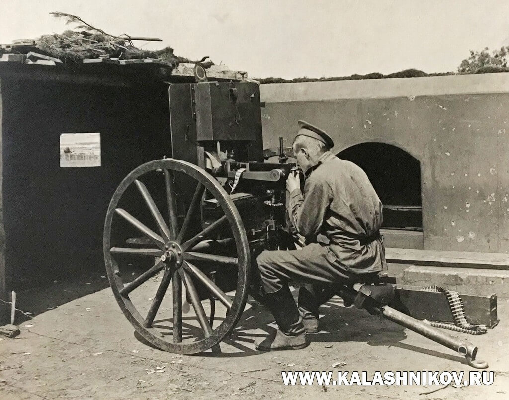 Русский 3-лин пулемёт Максима на крепостном станке обр. 1895 года. ВИМАИВиВС
