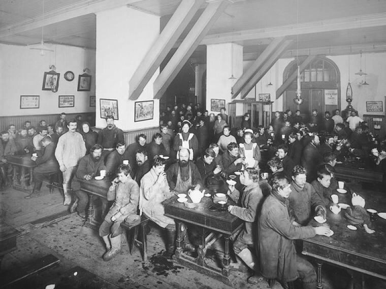 Столовая в гостинице для рабочих. 1909 г. (Центральный государственный архив кинофотофонодокументов Санкт-Петербурга) 