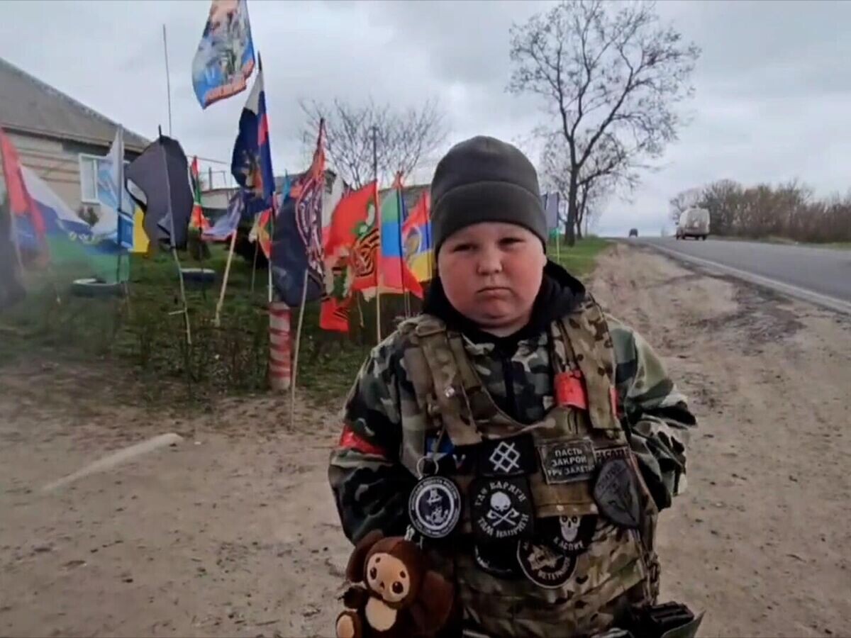    Кадры из Курской области, где мальчик собрал 140 флагов подразделений, освобождавших регион© РИА Новости
