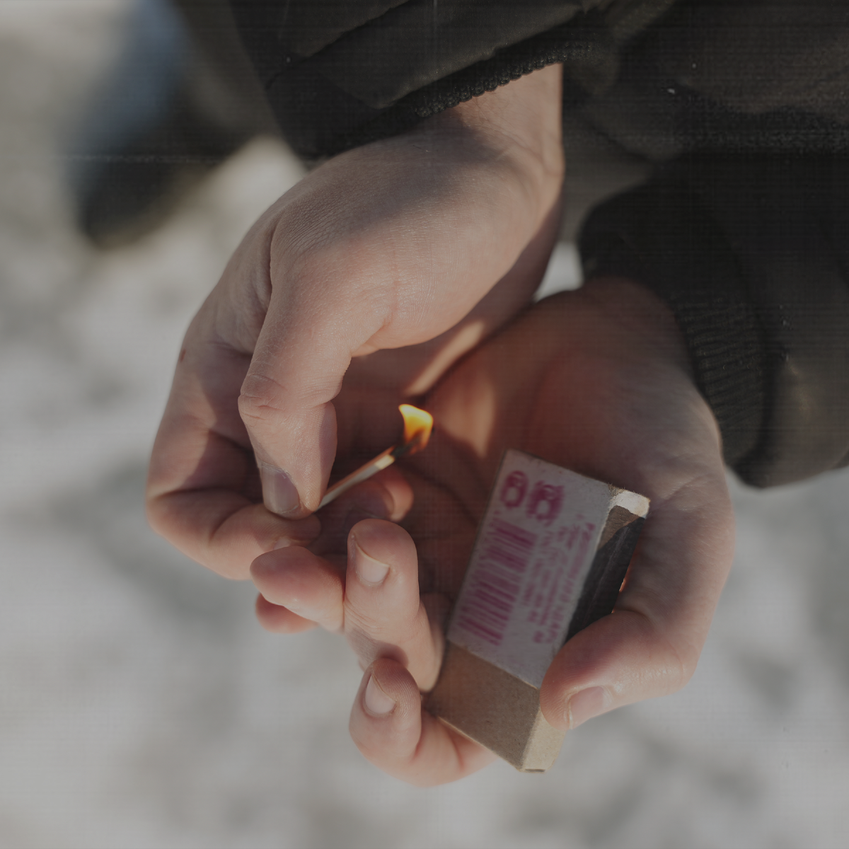 Береги себя, ой да ни шутя,
Там моя душа, где березы шумят,
Семья и дом такой дорогой,
А в кармане только спичек коробок…