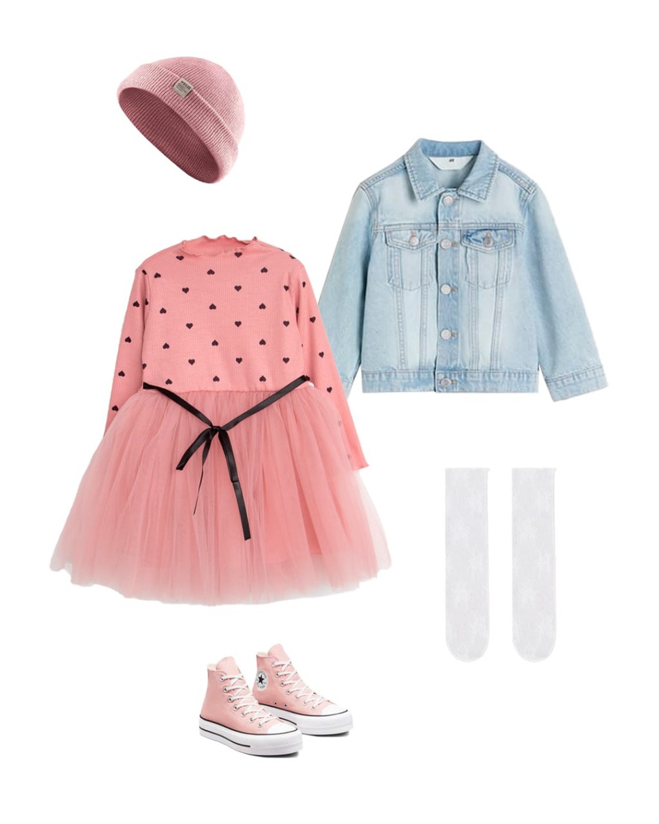 Дополняем платье классическими кедами, джинсовкой и шапочкой-бини: в таком прочтении оно перестает быть сугубо нарядным, и уместно даже на прогулке или в кафе 