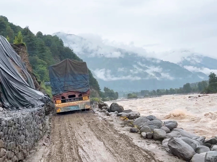 Дорогу размыло и здесь такое творится постоянно в сезон дождей