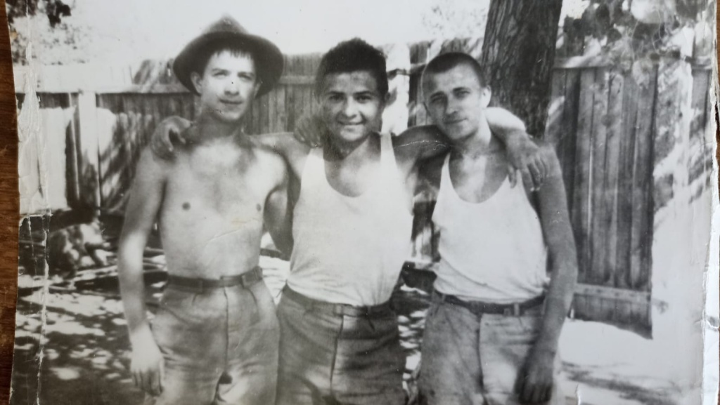 Полгода службы. Наш сахалинец – в центре, между молдаванином и тамбовчанином