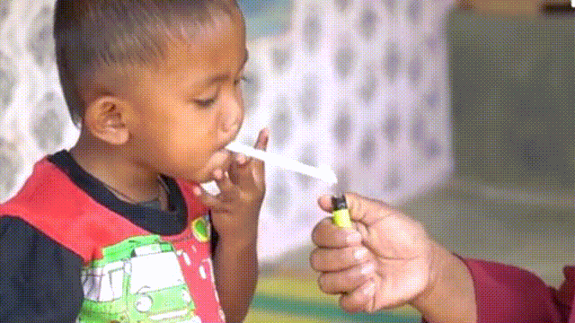 2х летний индонезийский малыш Дихан Мухабат. Выкуривает по 2 пачки день. https://www.dailymail.co.uk/news