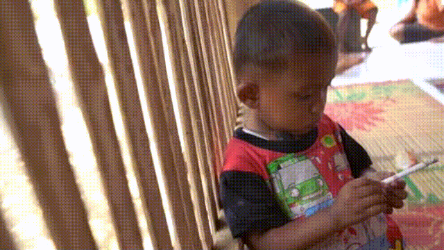 Индонезия. Малыш относится к сигарете, как к интересной игрушке: что-то там дымит, интресено попускать дым. На эту "игрушку" мама всегда найдет средства купить ещё. https://www.dailymail.co.uk/news