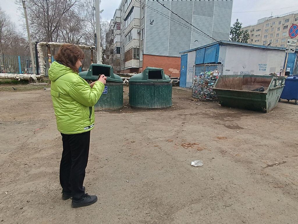    В Оренбурге штрафуют водителей, которые паркуются рядом с мусорными площадками. Их отлеживают по камерам