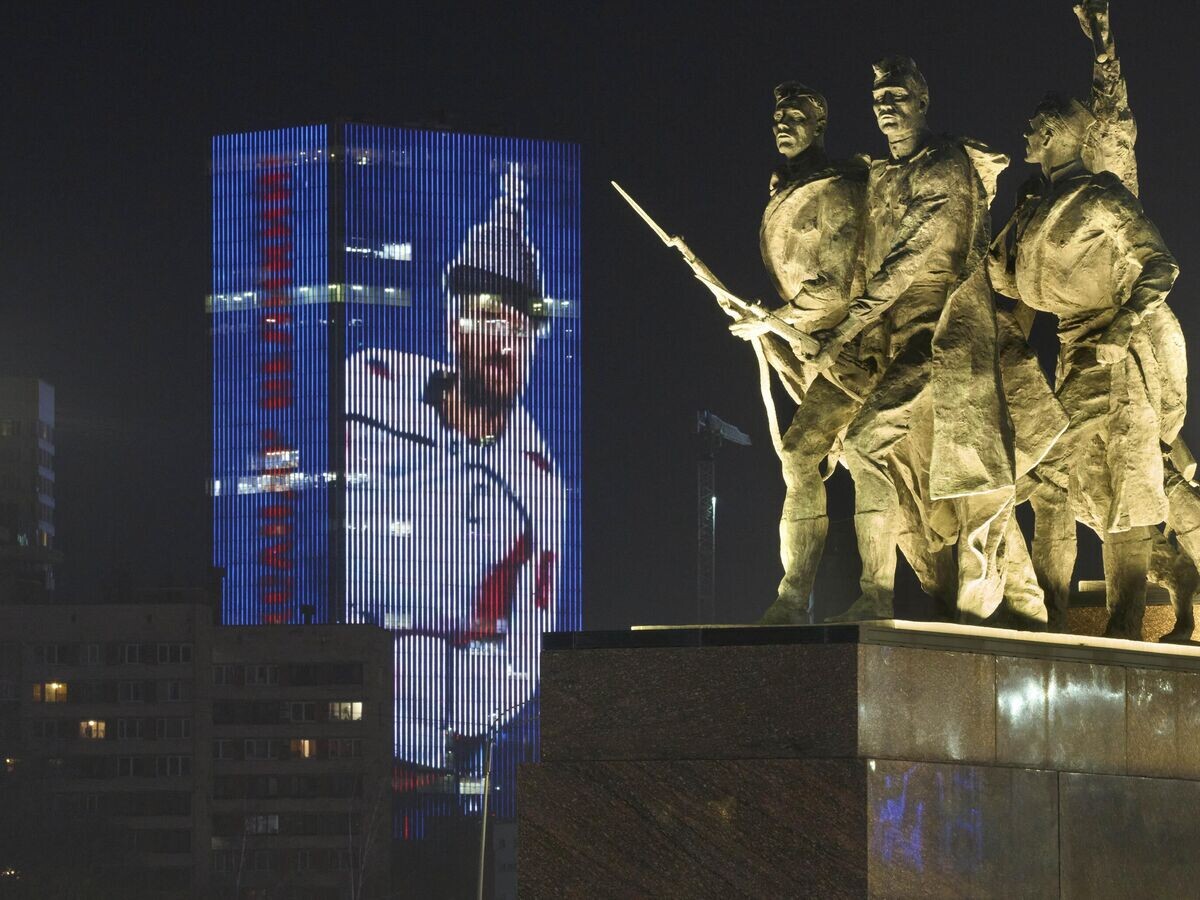    Изображение игрока "Вашингтон Кэпиталз" Александра Овечкина в шапке Мономаха на фасаде бизнес-центра в Санкт-Петербурге, Россия© AP Photo / Dmitri Lovetsky