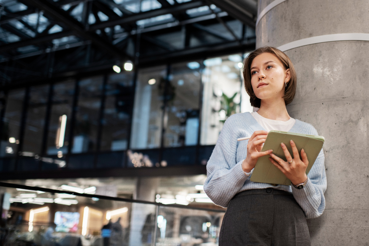 Freepic. Про синдром самозванца и страх критики говорят много, но часто умалчивают о том, как это состояние влияет на профессиональную самореализацию и личное счастье, подтачивая уверенность в себе и заставляя отказываться от возможностей.