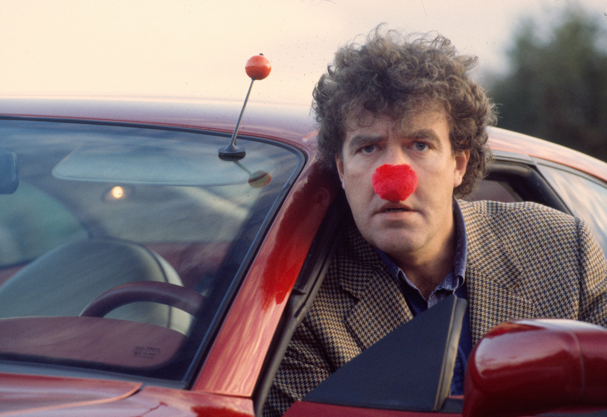    Журналист и телеведущий Джереми Кларксон родился в британском городе Донкастер 11 апреля 1960 года. В школьные годы Кларксон участвовал в радиопередаче «Час детей», а после занялся журналистикой и устроился в газету Rotherham Advertiser / Gettyimages.ru / Comic Relief