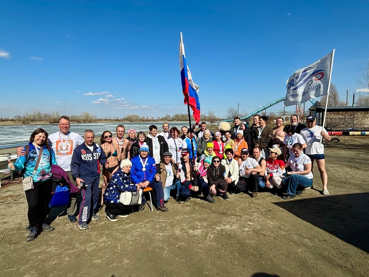 После награждения на суточном заплыве в ледяной воде в Барнауле