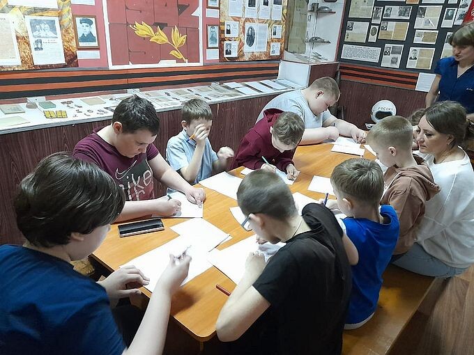 Дети рисуют космический корабль