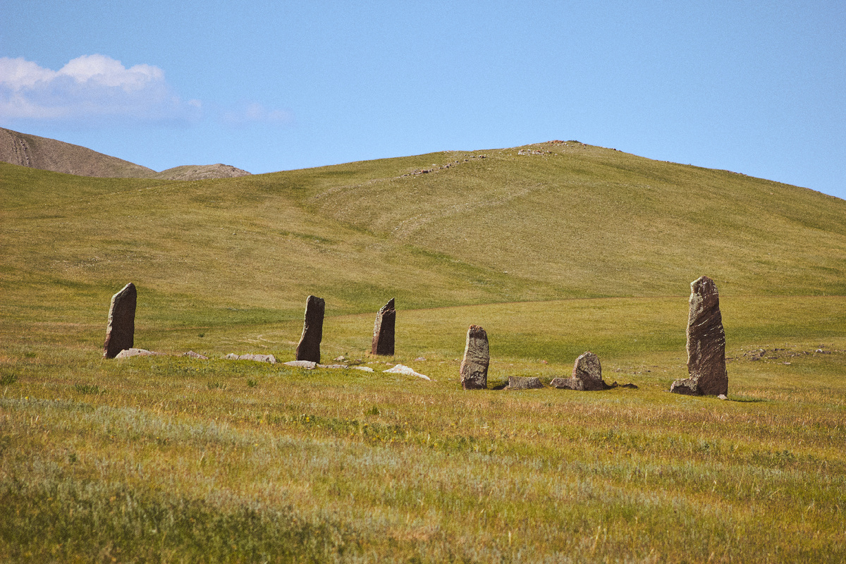Несколько стел комплекса.