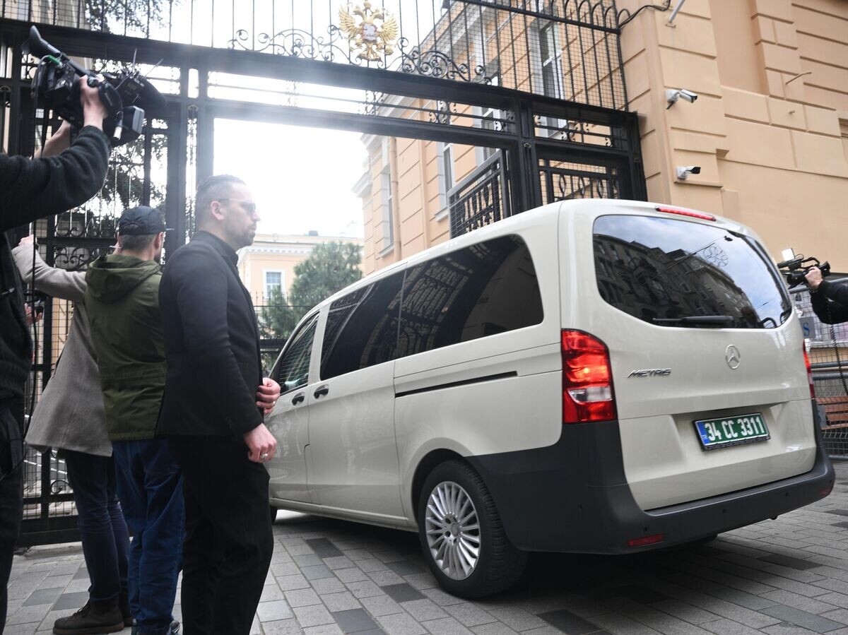    Автомобиль делегации США заезжает на территорию генерального консульства России в Стамбуле© РИА Новости / Кирилл Зыков