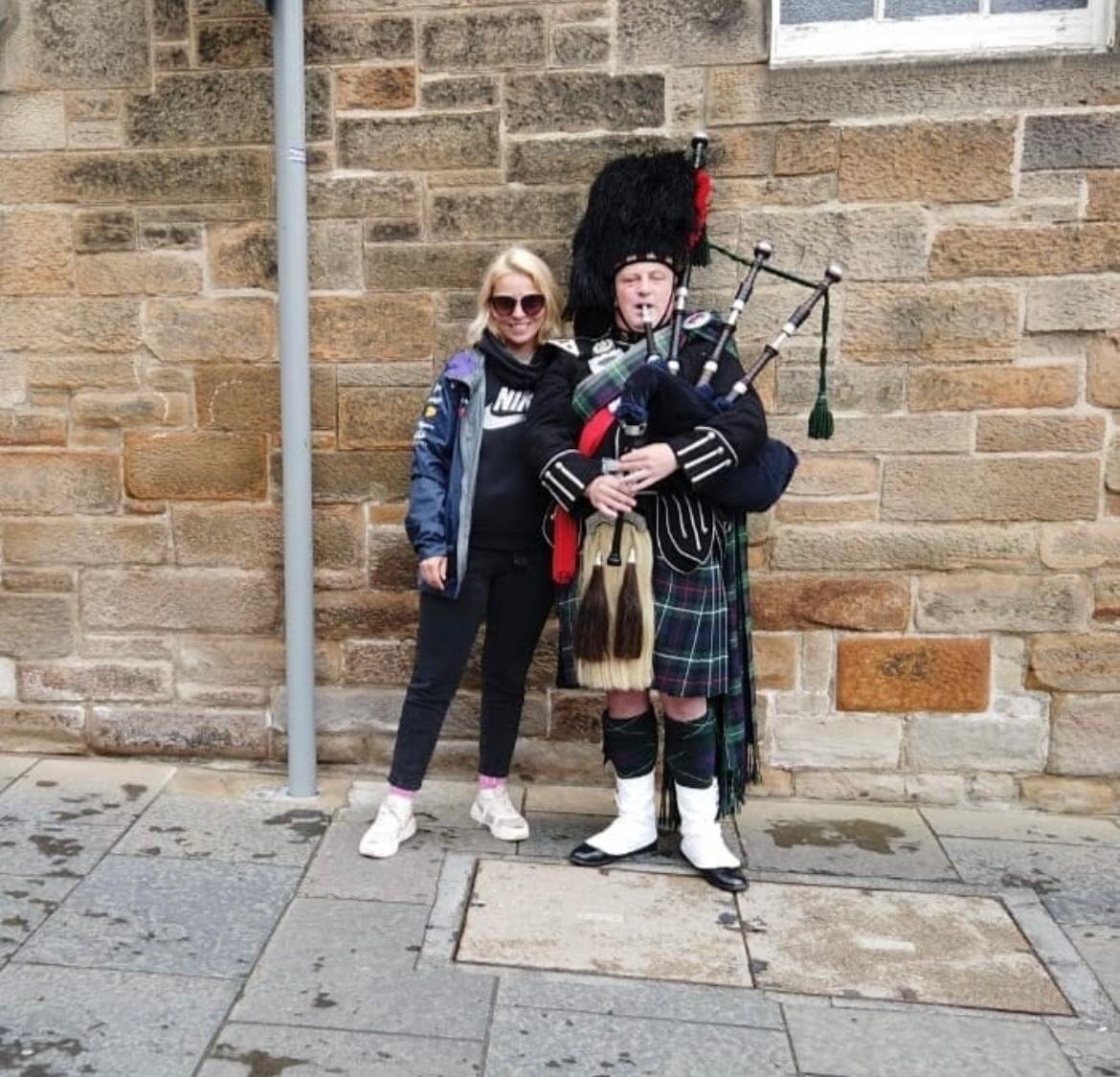 Алёна с волынщиком на королевой миле