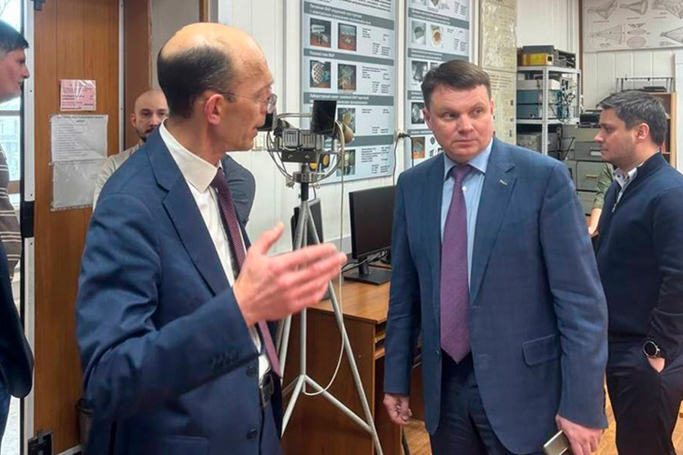    Кирилл Охоткин пока в процессе знакомства с КНИТУ-КАИ и промышленностью Татарстана.   
Фото: t.me/kirillohotkin
