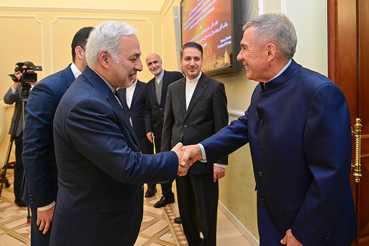    Замглавы МИД Ирана Вахид Джалаладзе на встрече с раисом Татарстана Рустамом Миннихановым обратил внимание на то, что нужно возобновить авиасообщение. Так что политические условия для запуска рейса определенно сложились, и оставалось уладить детали.   
Фото: tatarstan.ru