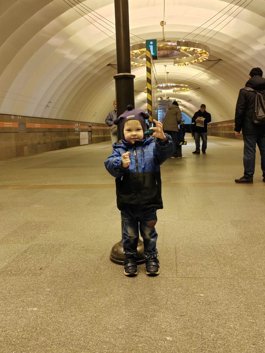 Петя в метро