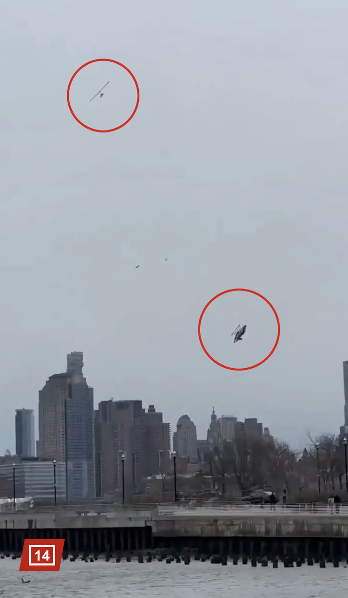 Было видно, как вертолет развалился на несколько частей перед приземлением в реку Гудзон.