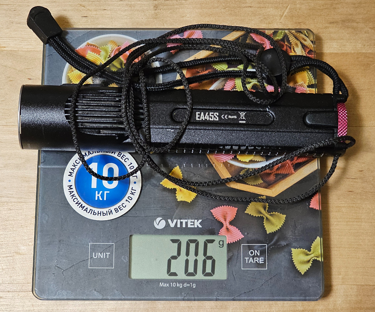 Фонарик Nitecore EA45S на весах