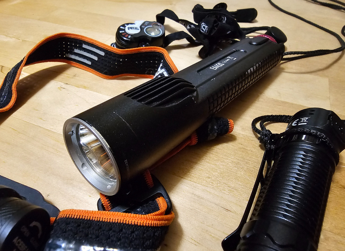 Фонарик Nitecore EA45S среди своих товарищей