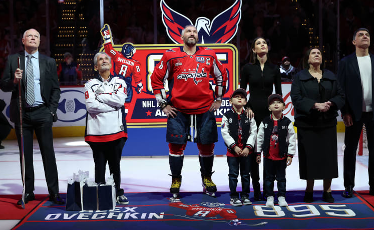 Александр Овечкин на церемонии в честь своего рекорда. Фото: НХЛ