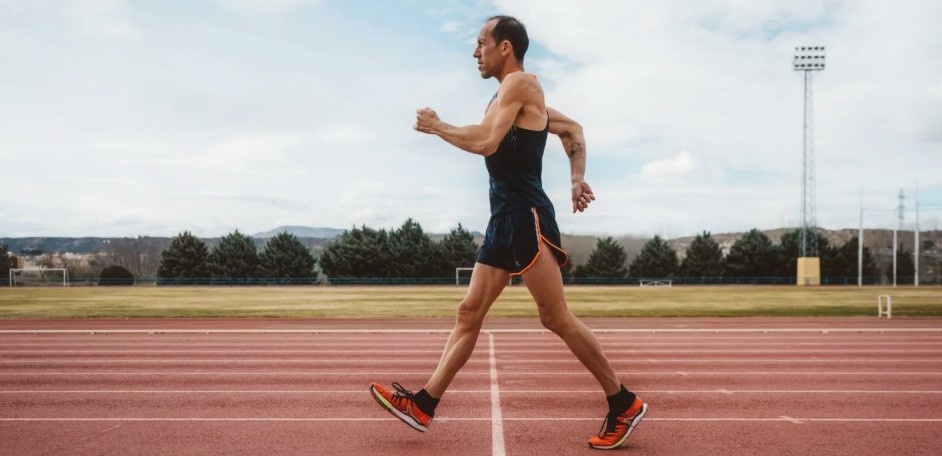 Но миф прижился. ВОЗ, Американская кардиологическая ассоциация и другие организации подхватили идею, и теперь весь мир фанатично считает шаги.
