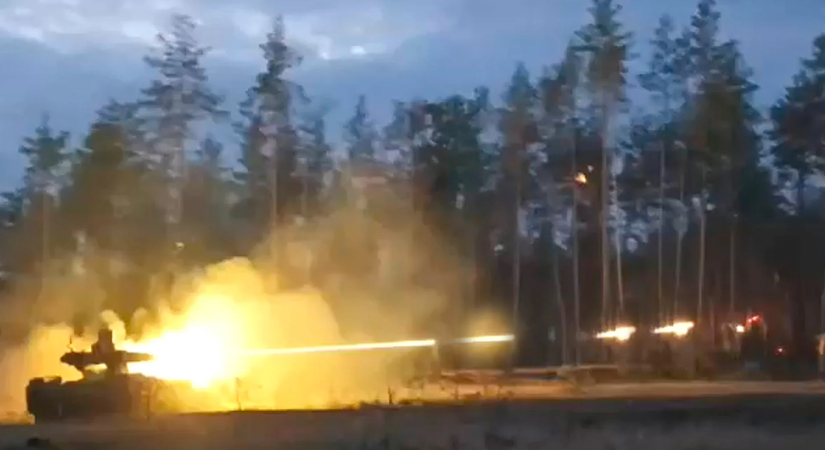 Две 30-мм автоматических пушки БМПТ способны проделать немалую просеку в густом лесу буквально за несколько очередей. Кадры МО РФ