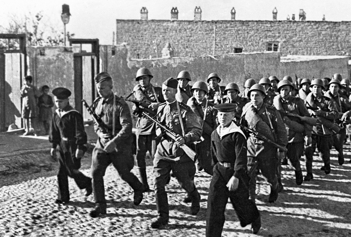 Батальон морской пехоты Каспийской флотилии отправляется на фронт. 22,04,1943. Фото Соломона Кулишова