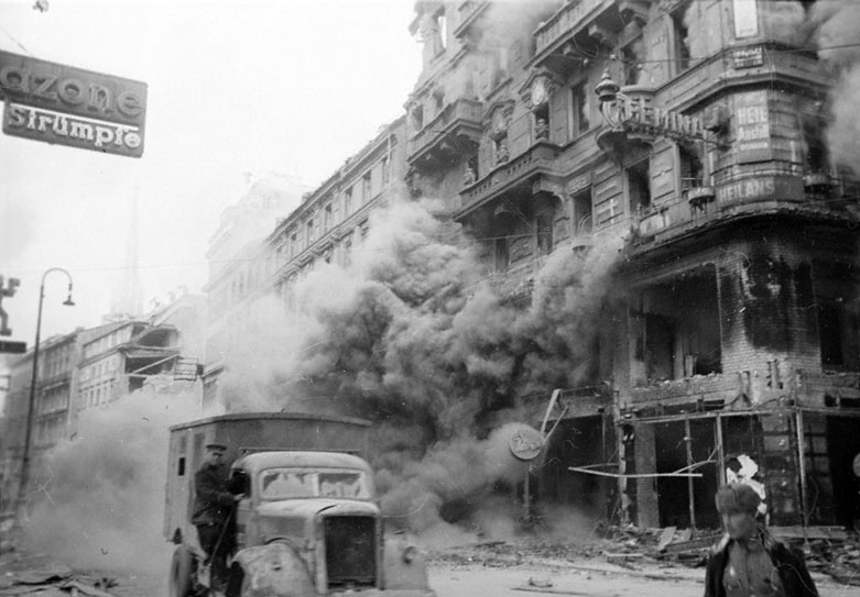 Уличный бой на одной из улиц Вены.