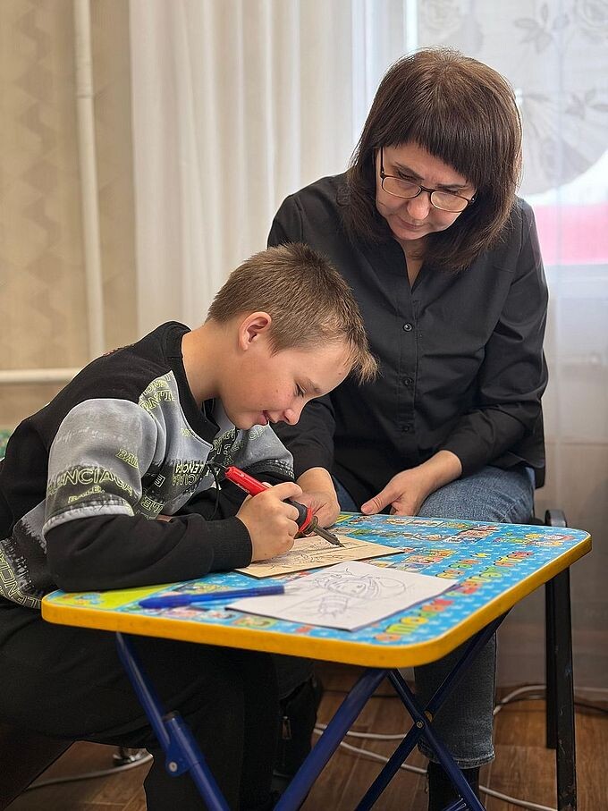 Мальчик выжигает рисунок под руководством Заречневой Ларисы Павловны