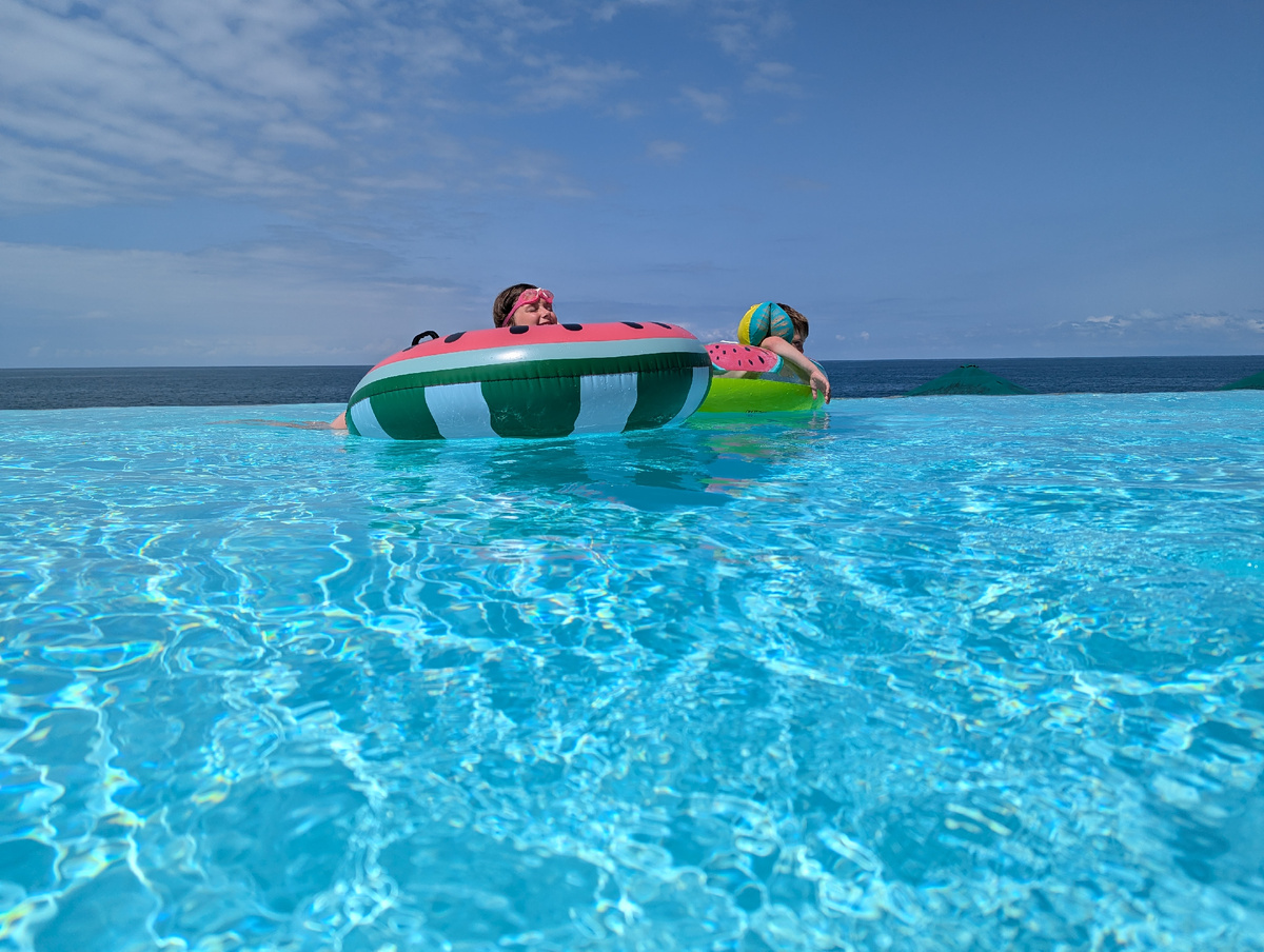 дети развлекаются в бассейне