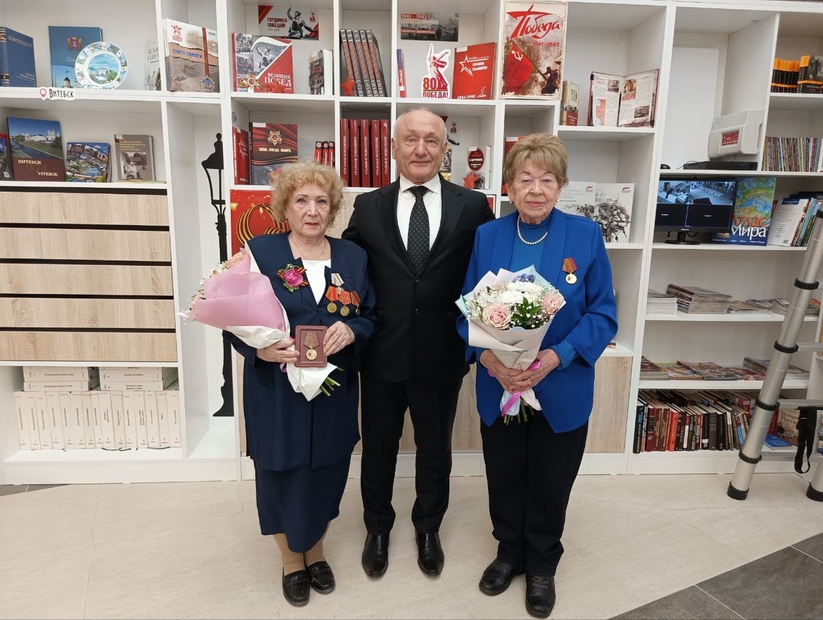    Глава Белоярского района Сергей Маненков вручил памятные медали «80 лет Победы в Великой Отечественной войне» узникам концлагерей