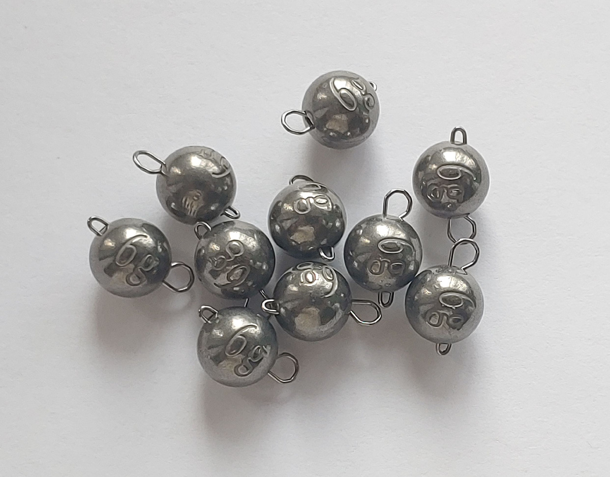 Классическая разборная чебурашка с размещением скрепки выше оси, что позволяет грузу падать на дно всегда в одном положении. На сильном течении придает дополнительные колебания приманке