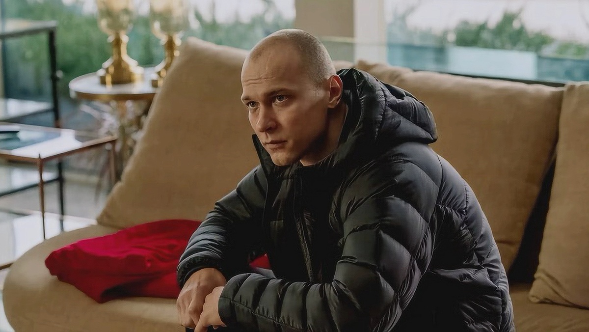 Юра Борисов. Кадр из "Анора" - фильма года, получившего Оскара