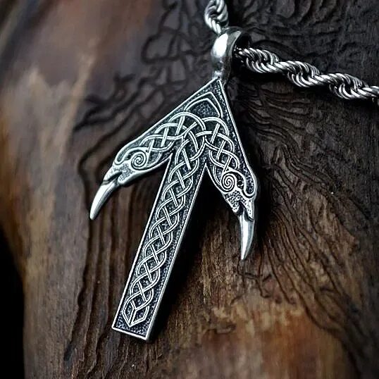 Амулет с руной Тейваз. Взято из открытых источников 