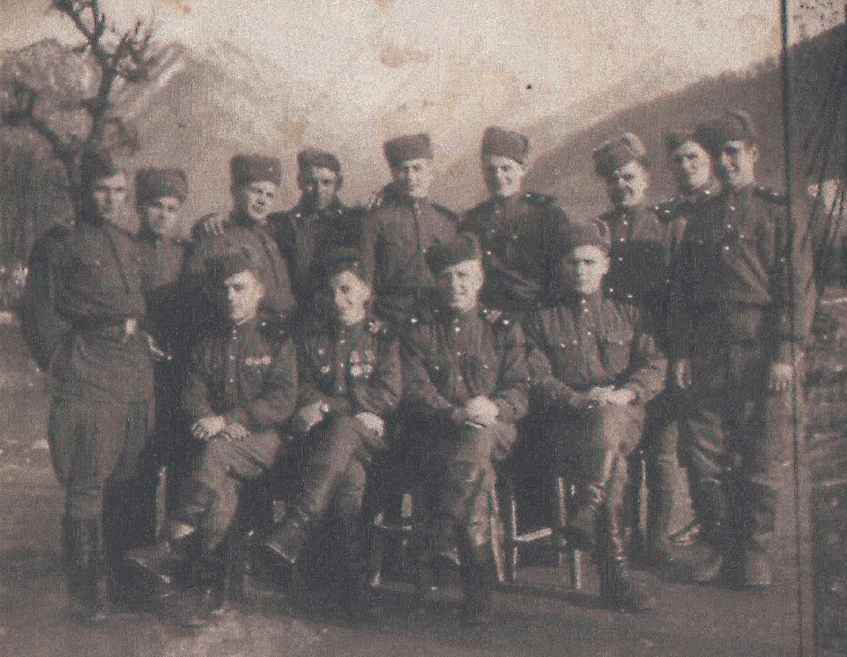 Владимир Зубарь с однополчанами